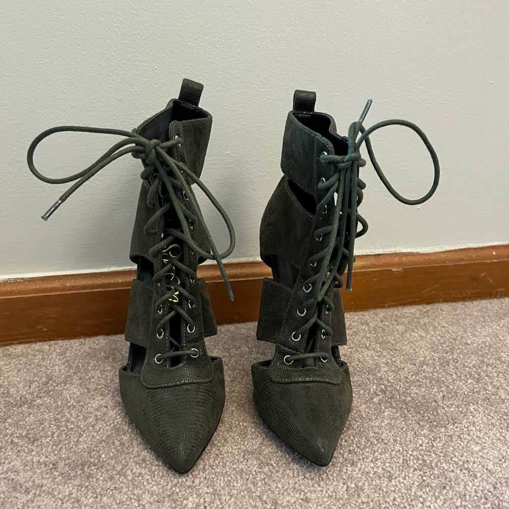 So Me Olive Closed Toe Stiletto Ankle Boots. Size 6